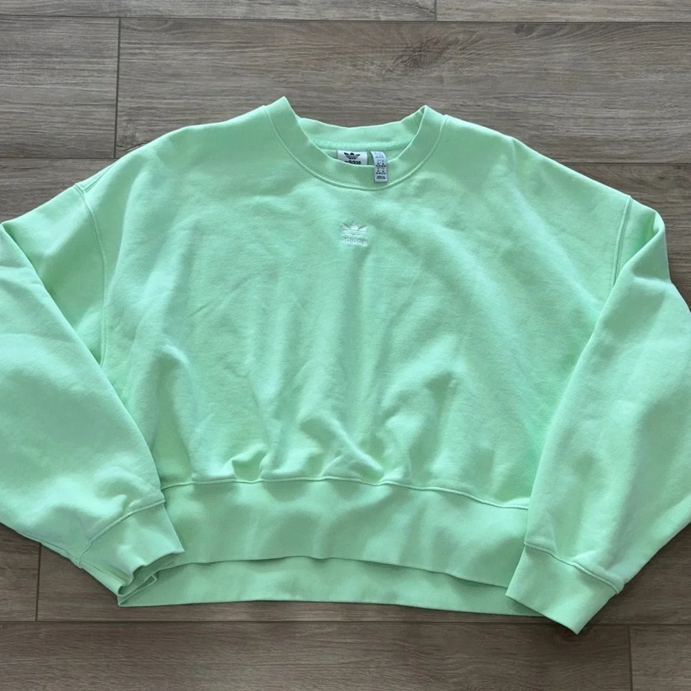 Adidas Women’s  Adicolor Essentials Crew Sweatshirt In Semi Green Spark Size XL - Picture 2 of 6